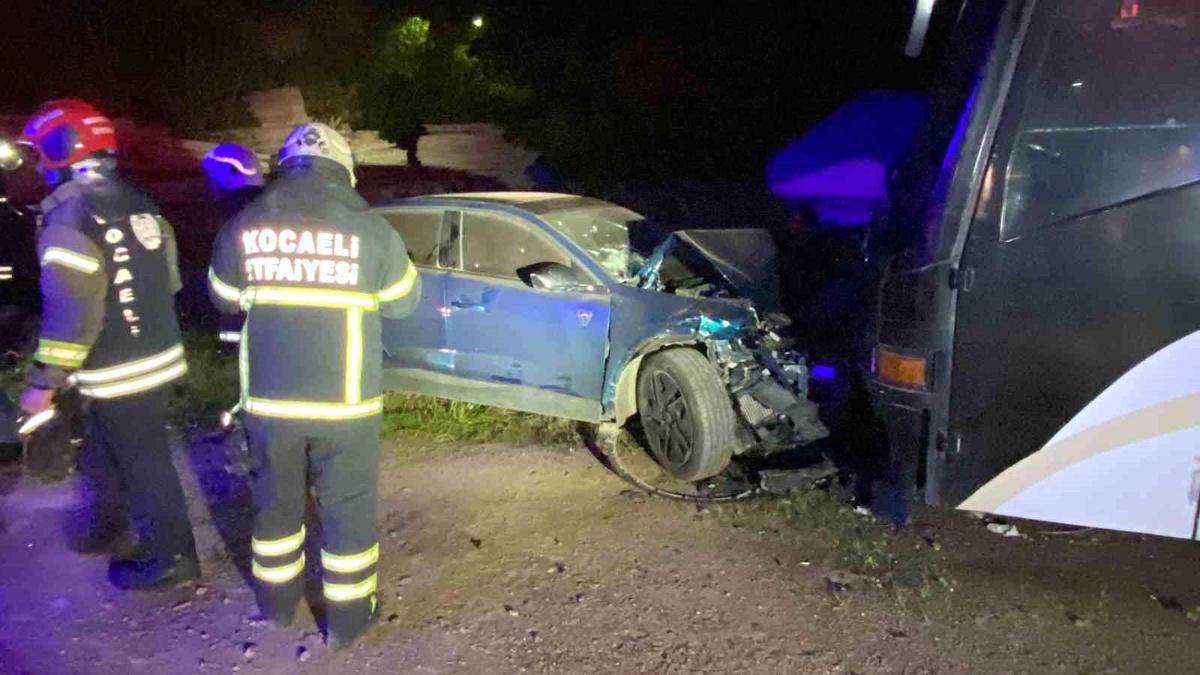 İzmit\'te Otomobil Park Halindeki Karavana Çarptı