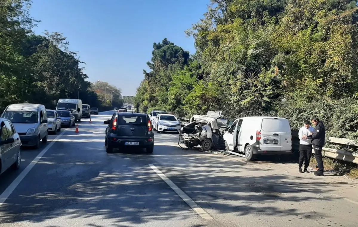 Sapanca\'da Trafik Kazası: Bir Ölü, Bir Yaralı