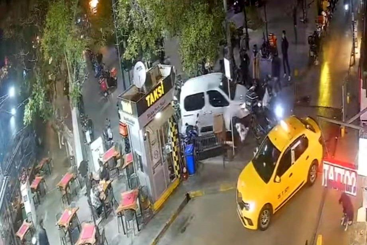 İzmir\'de polis kovalamacası: Motosikletleri ezip kaçtı