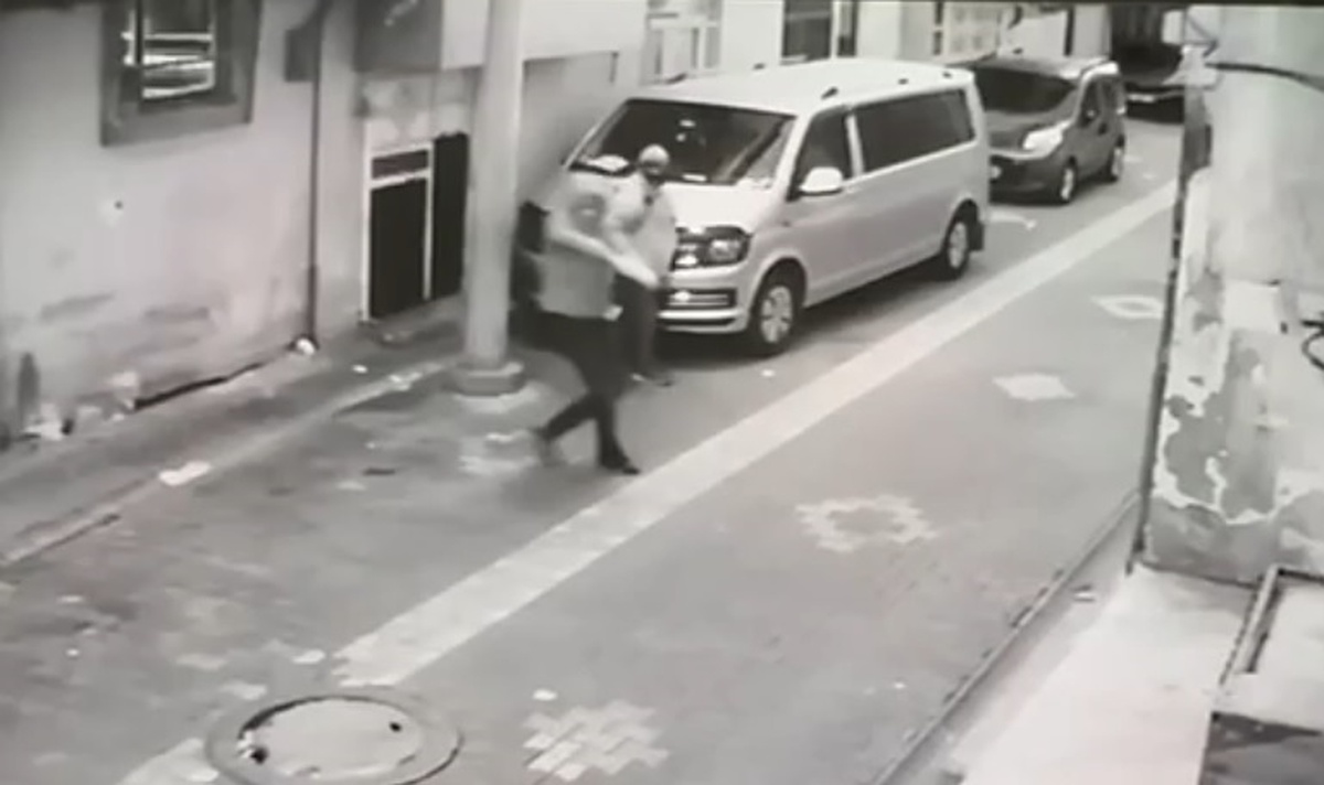 Adana\'da Ev Kurşunlama Anı Kamerada