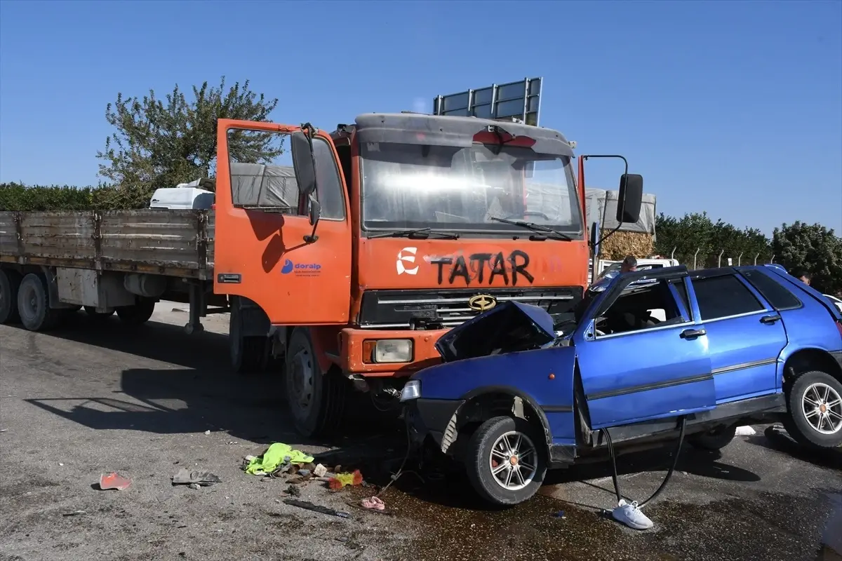 Adana\'da Otomobil-Tır Çarpışması: 1 Ölü, 1 Yaralı