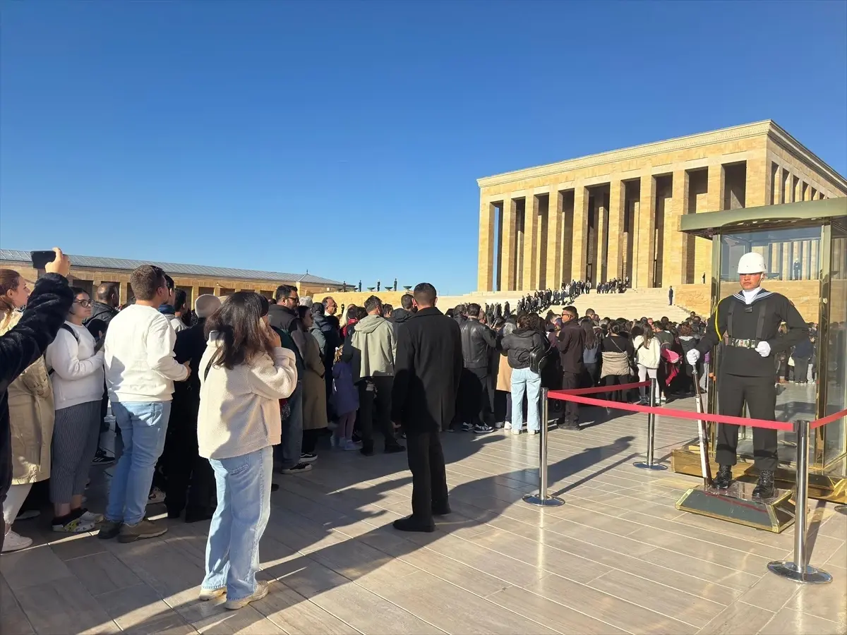 Anıtkabir\'de Yoğun Ziyaretçi Akını