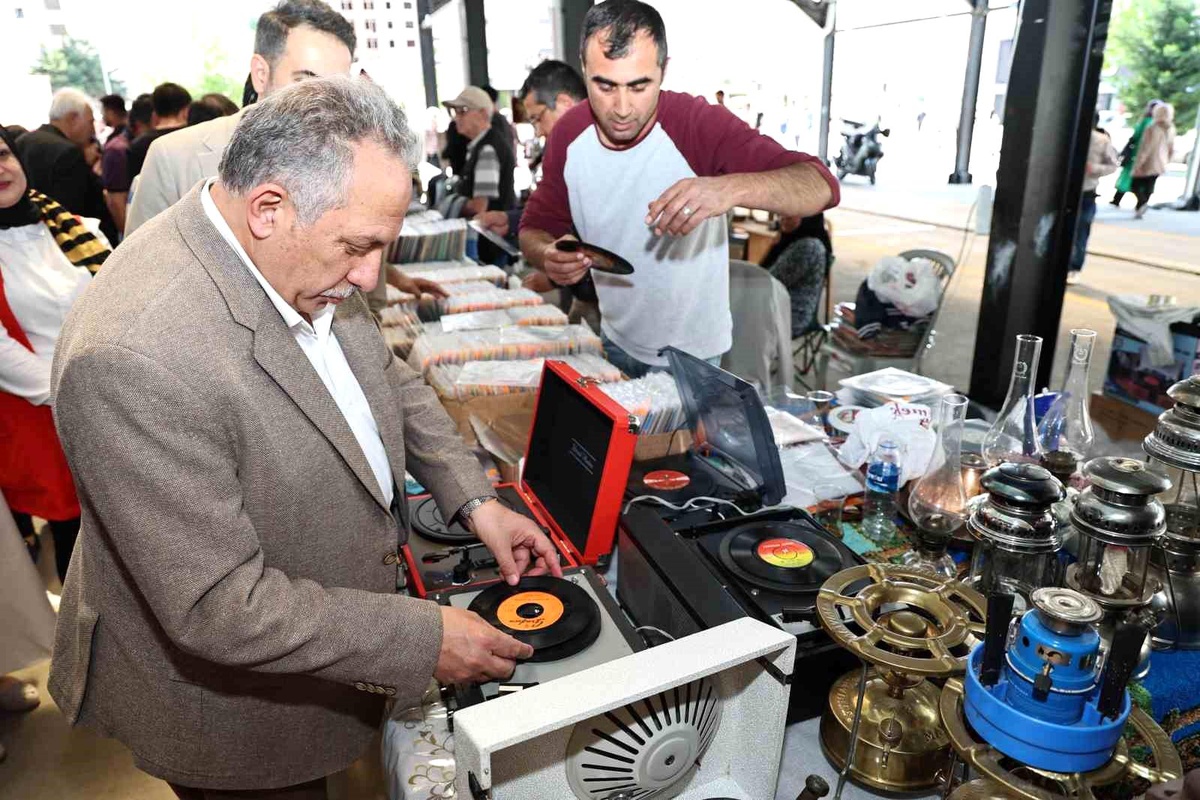 Talas\'ta Nostalji Dolu Antika Pazarı Ziyaretçilerini Bekliyor