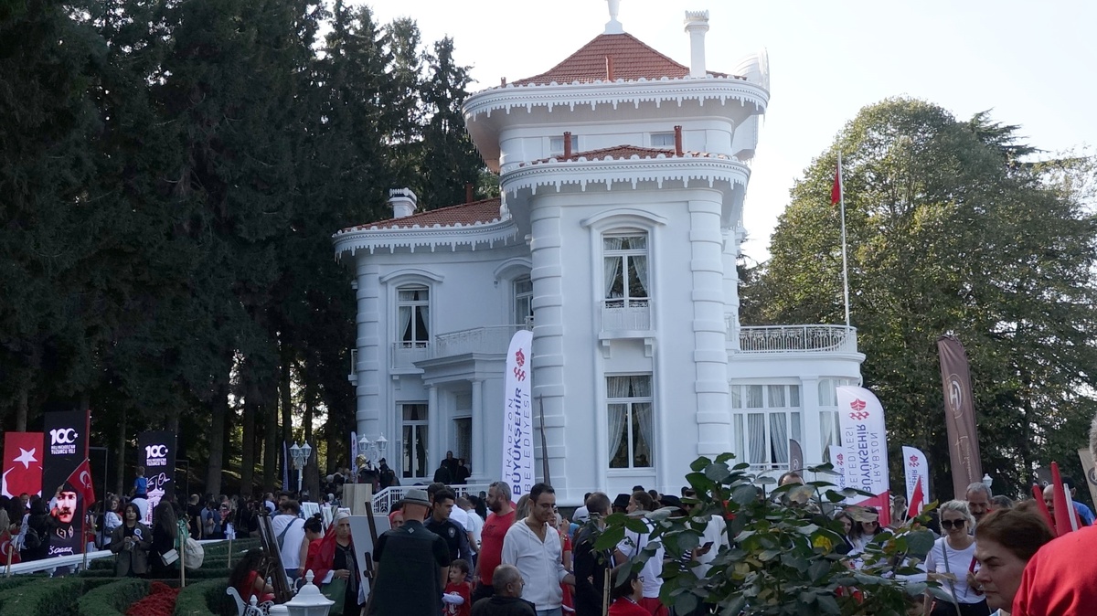 Atatürk Köşkü\'ne Yoğun İlgi