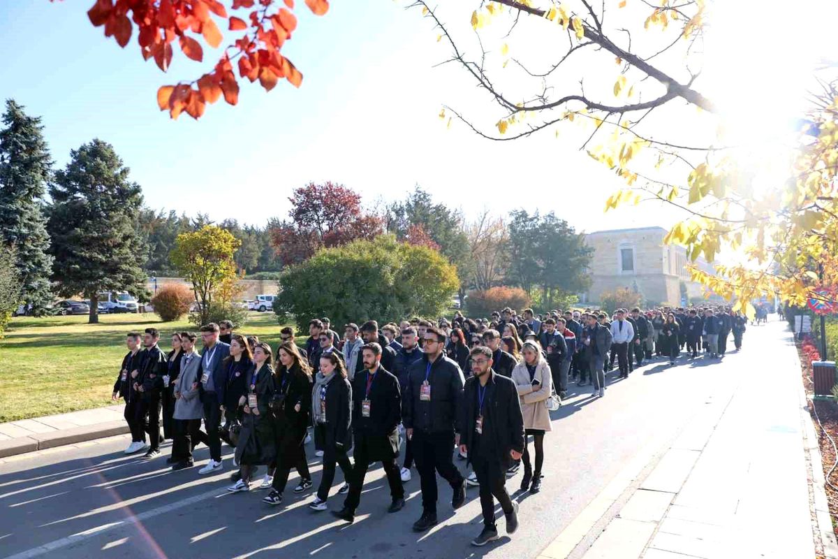 Bursalı Gençler Anıtkabir\'i Ziyaret Etti