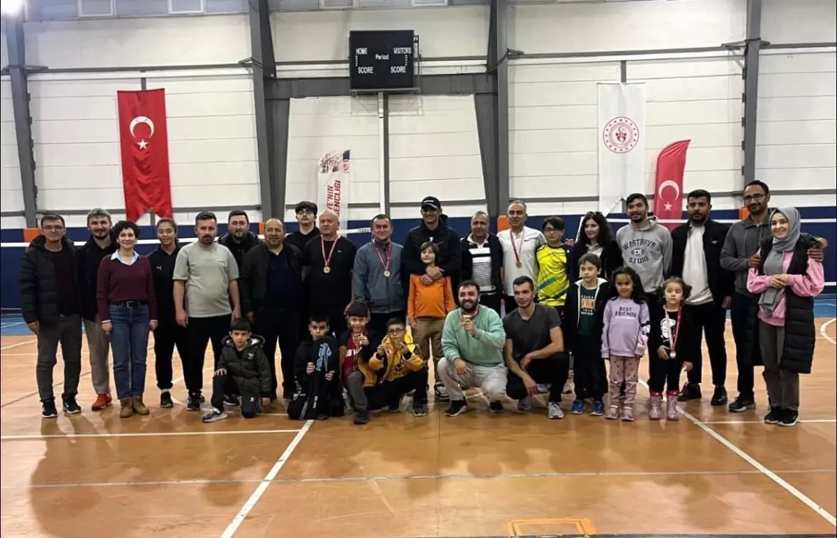 Çaycuma\'da Badminton Turnuvası Ödülleri Verildi