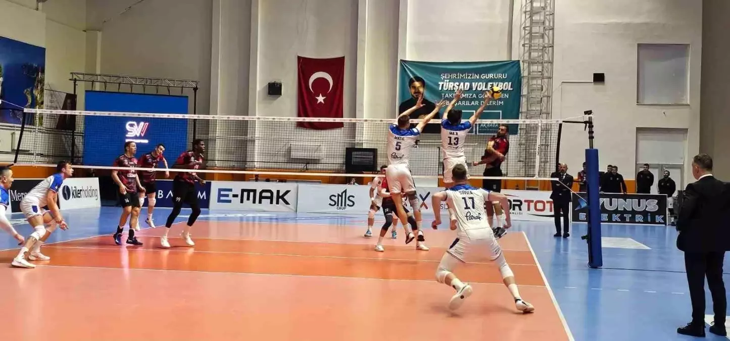 Efeler Ligi: TÜRŞAD: 0 Halkbank: 3