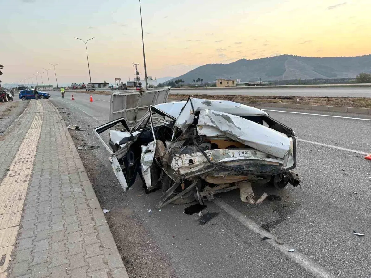 Hatay\'da Tırla Çarpışma: 16 Yaşındaki Genç Hayatını Kaybetti