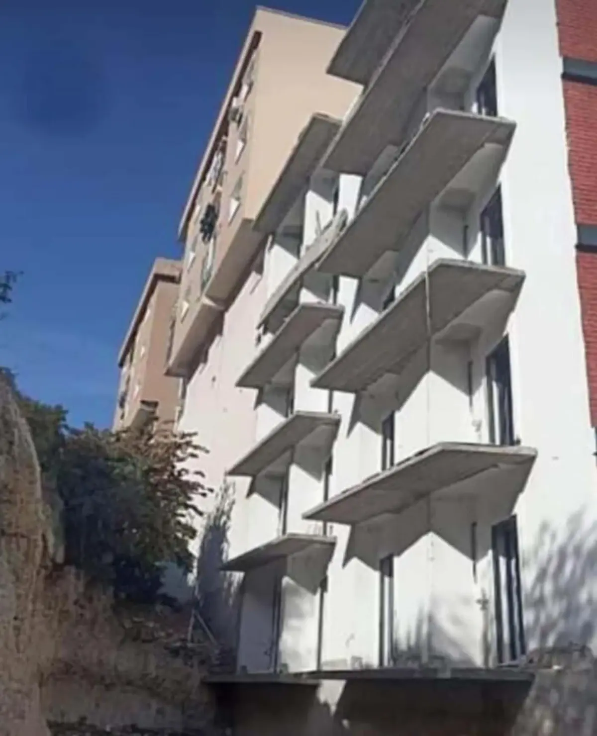 İzmir\'de İnşaatta Balkon Çöktü: İşçi Hayatını Kaybetti