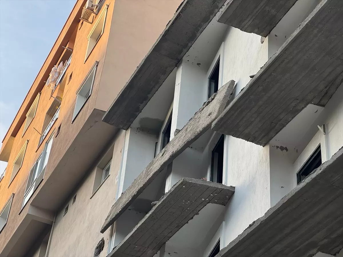 İzmir\'de İnşaatta Balkon Çöktü, İşçi Hayatını Kaybetti