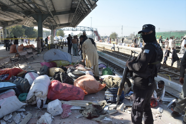 Pakistan'da tren istasyonuna bombalı saldırı: En az 26 ölü, 46 yaralı