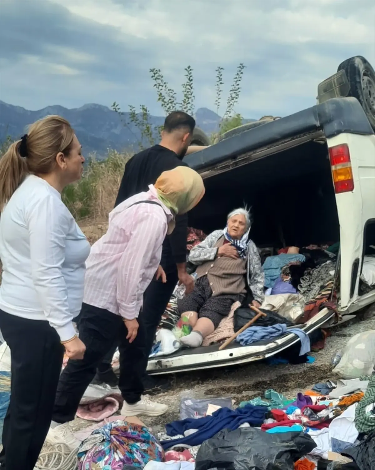 Kozan\'da Minibüs Devrildi: 5 Yaralı