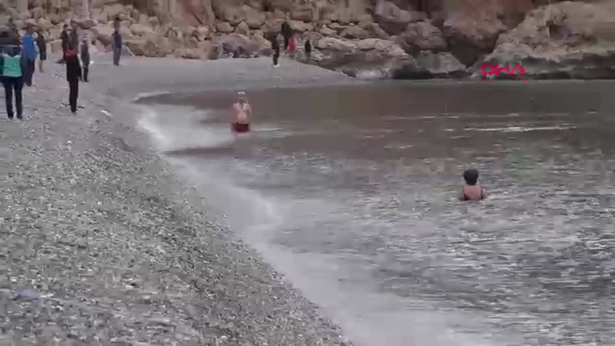 Atatürk\'e Saygı Duruşu Antalya\'da