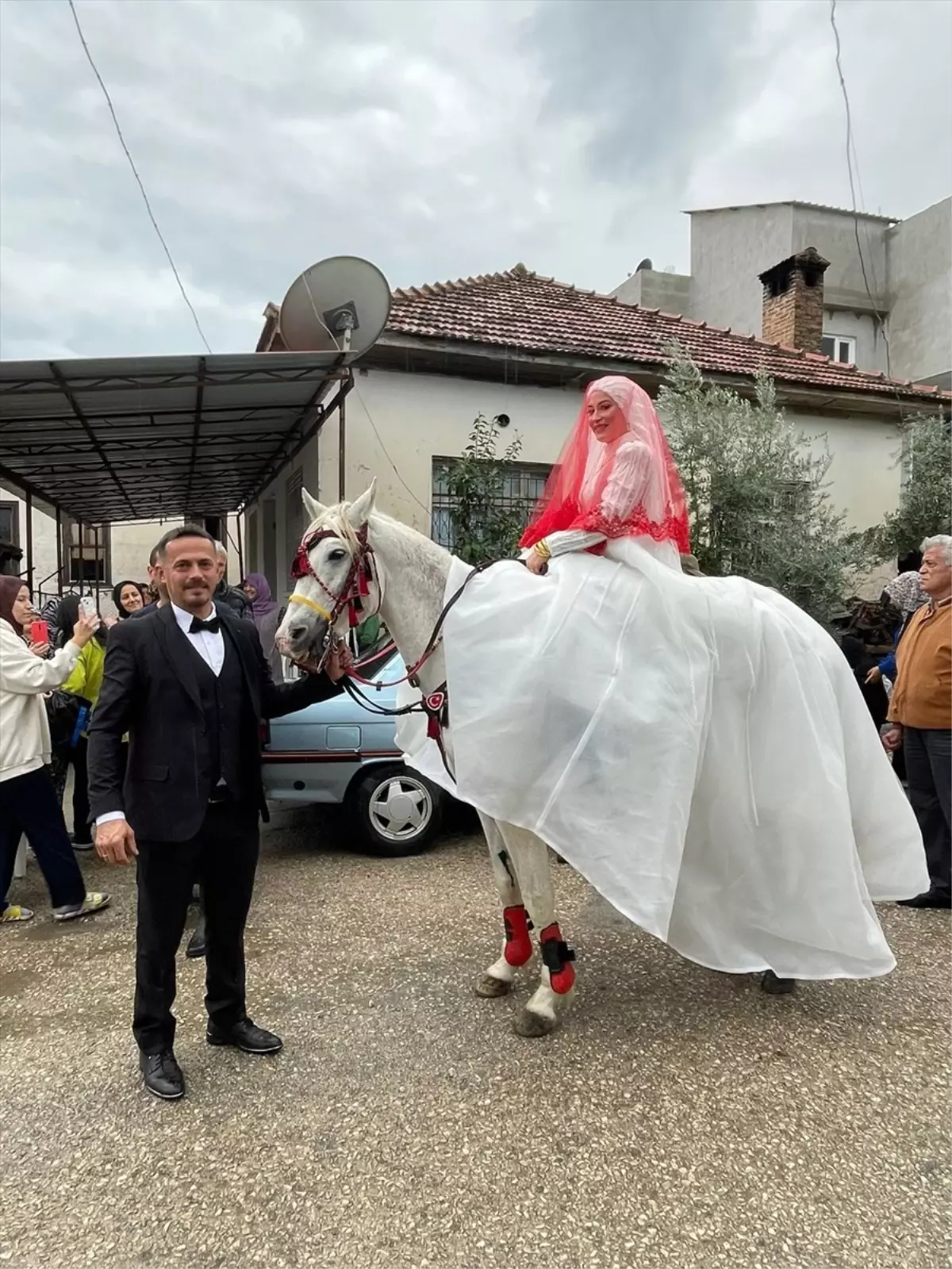 Gelin Yağmurda Şemsiye ile Ata Bindi