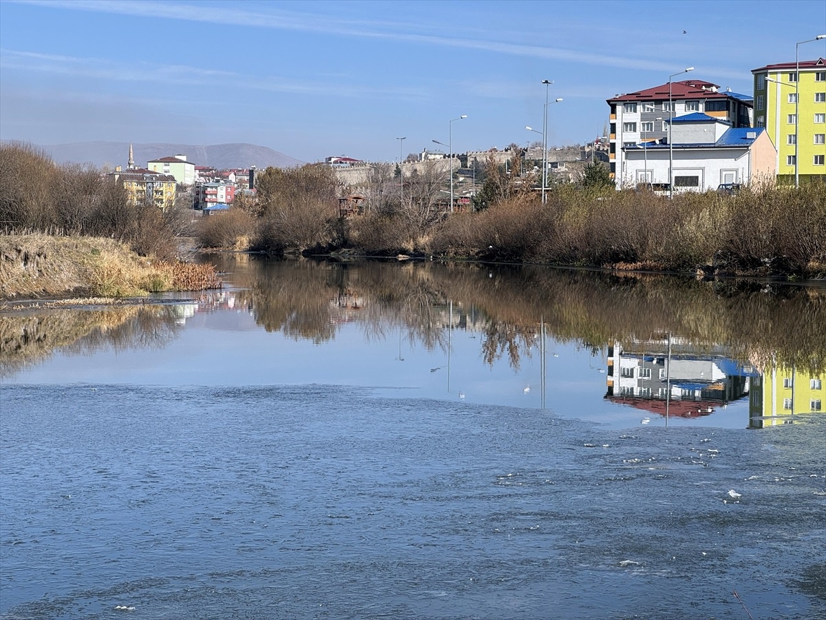 Ardahan\'da Kura Nehri Buzla Kaplandı