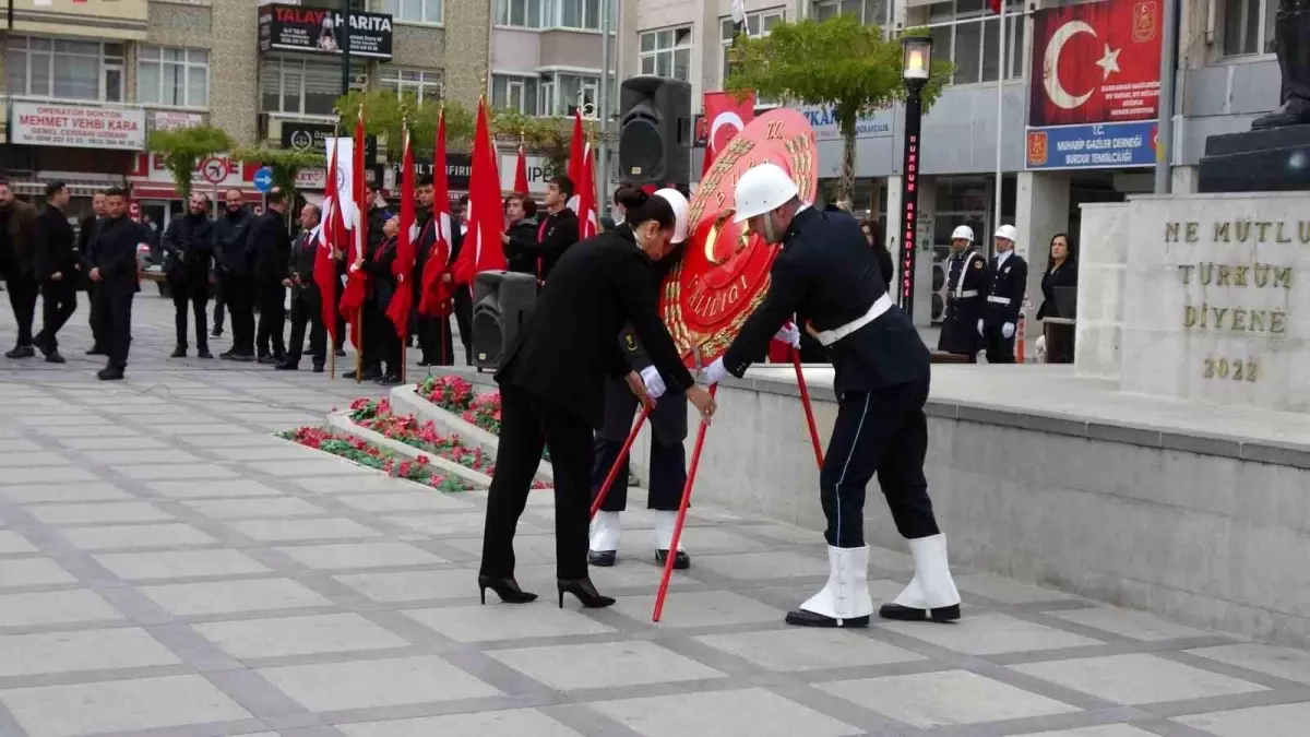 Atatürk, Burdur\'da Saygı ve Törenlerle Anıldı