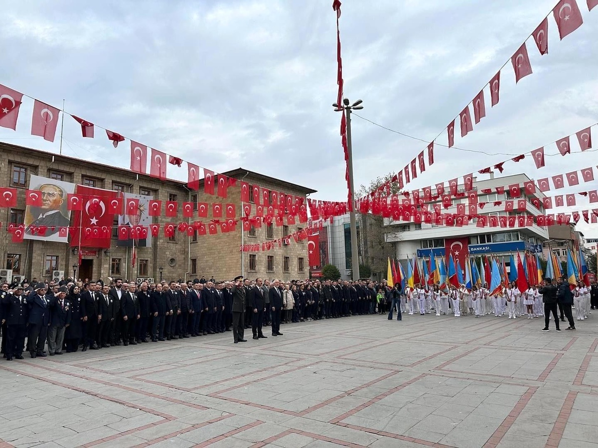 Atatürk\'ün Ebediyete Uğurlanışının 86. Yıl Dönümü Isparta\'da Törenle Anıldı