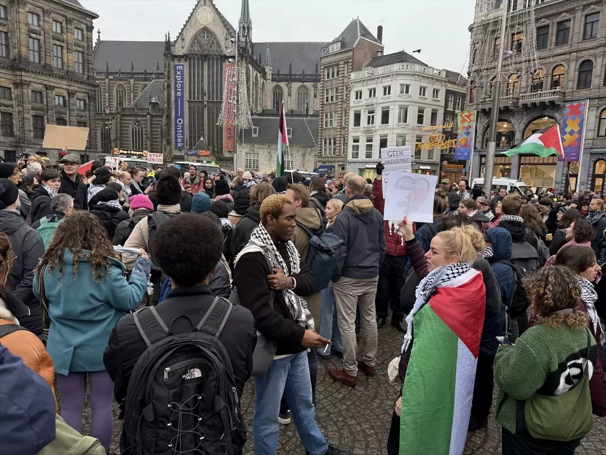 Amsterdam\'da Filistin Destekçilerine Polis Müdahalesi