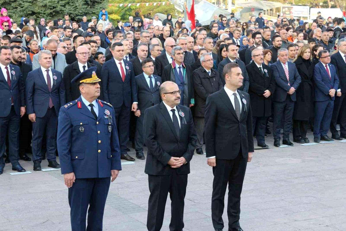 Atatürk, Balıkesir\'de Saygı ve Rahmetle Anıldı
