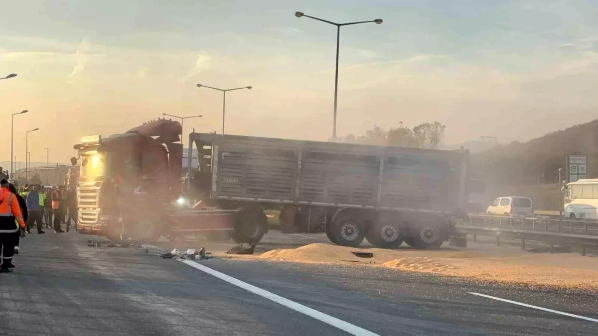 Bolu\'da Devrilen Tır Trafiği Engelledi