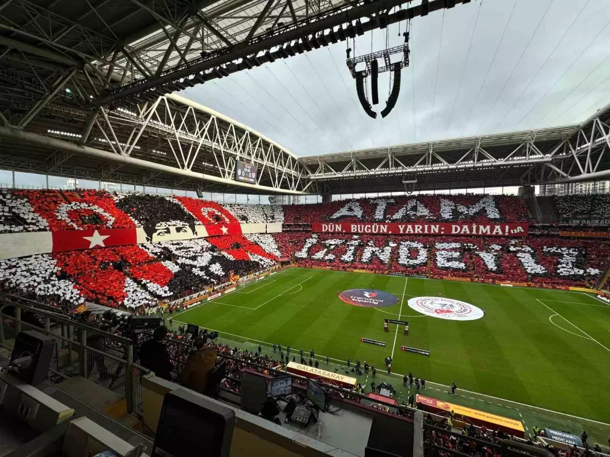 Galatasaray\'dan Atatürk\'e Anma Koreografisi