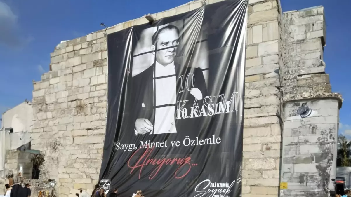 Gelibolu Belediyesi\'nin 10 Kasım için astığı Atatürk posteri ilçeyi karıştırdı