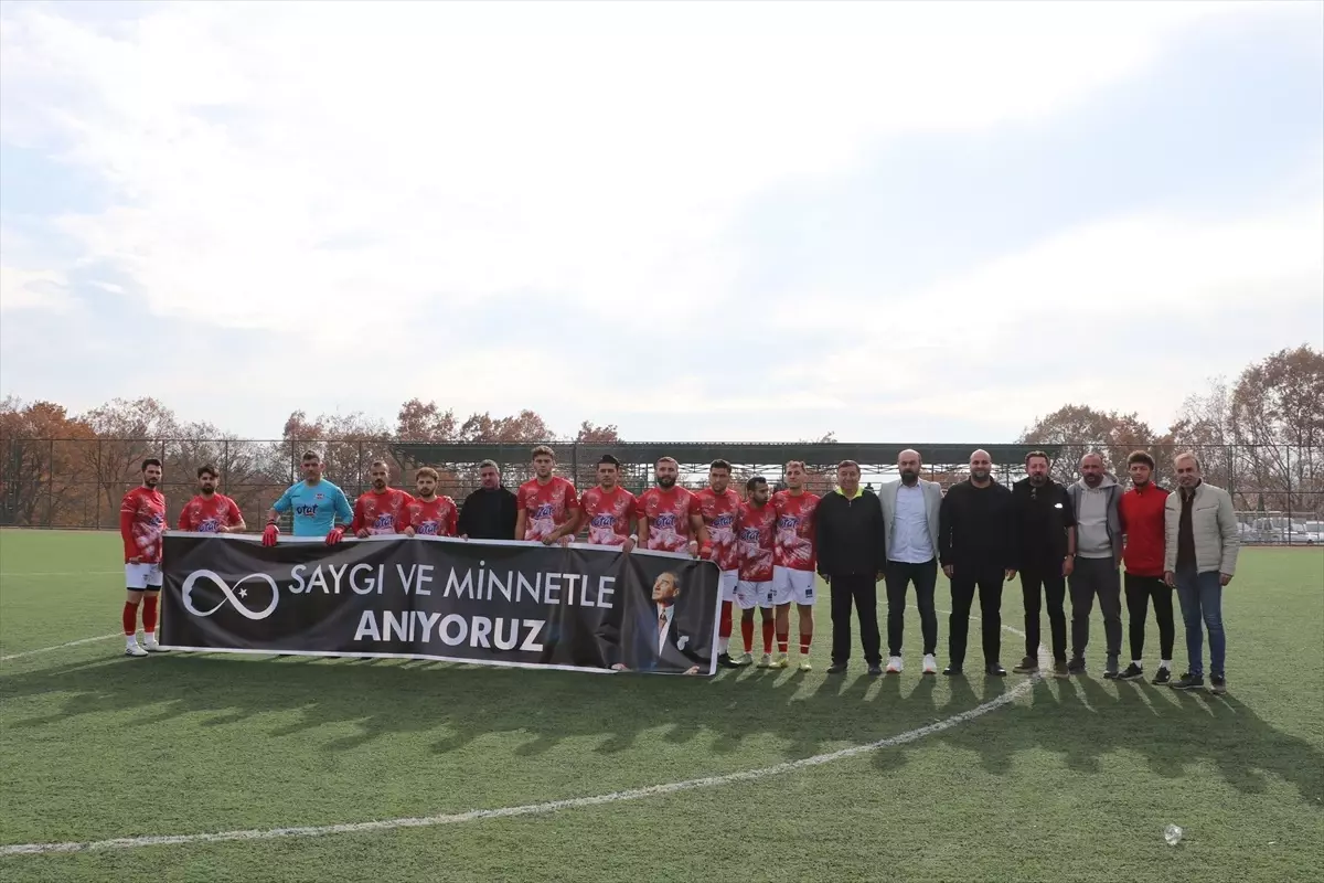 Havza Belediyesporlu futbolculardan Atatürk pankartı