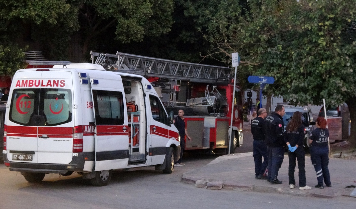 Antalya\'da Çatıda Yürüyen Kadın İkna Edildi