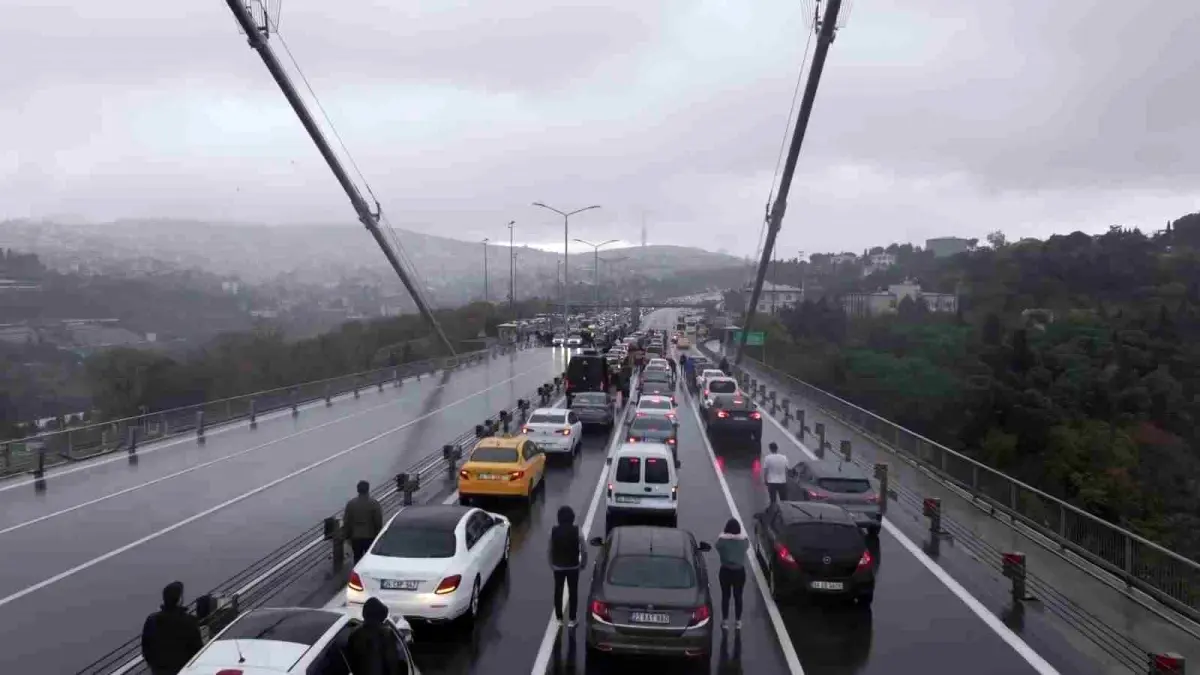 İstanbul Boğazı\'nda Ata\'ya saygı duruşu