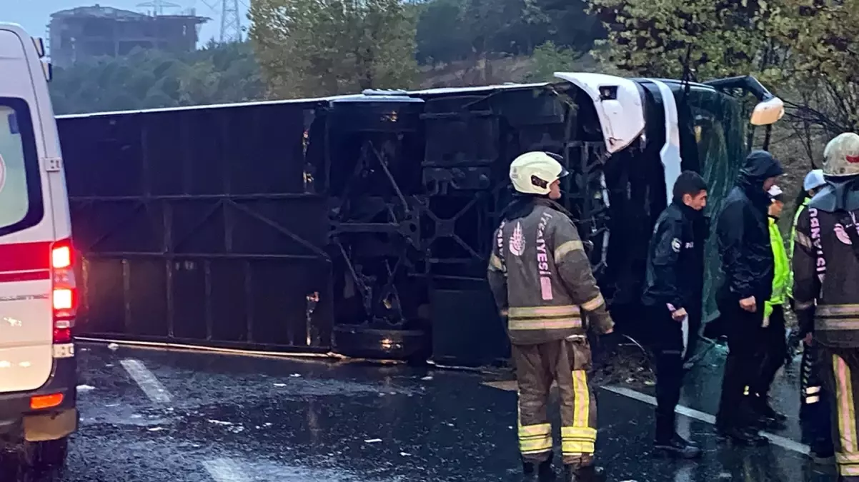 İstanbul\'da yolcu otobüsü devrildi: 2 kişi öldü, 15 kişi yaralandı