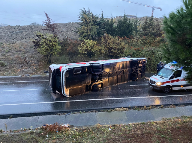 İstanbul'da yolcu otobüsü devrildi: 2 kişi öldü, 15 kişi yaralandı