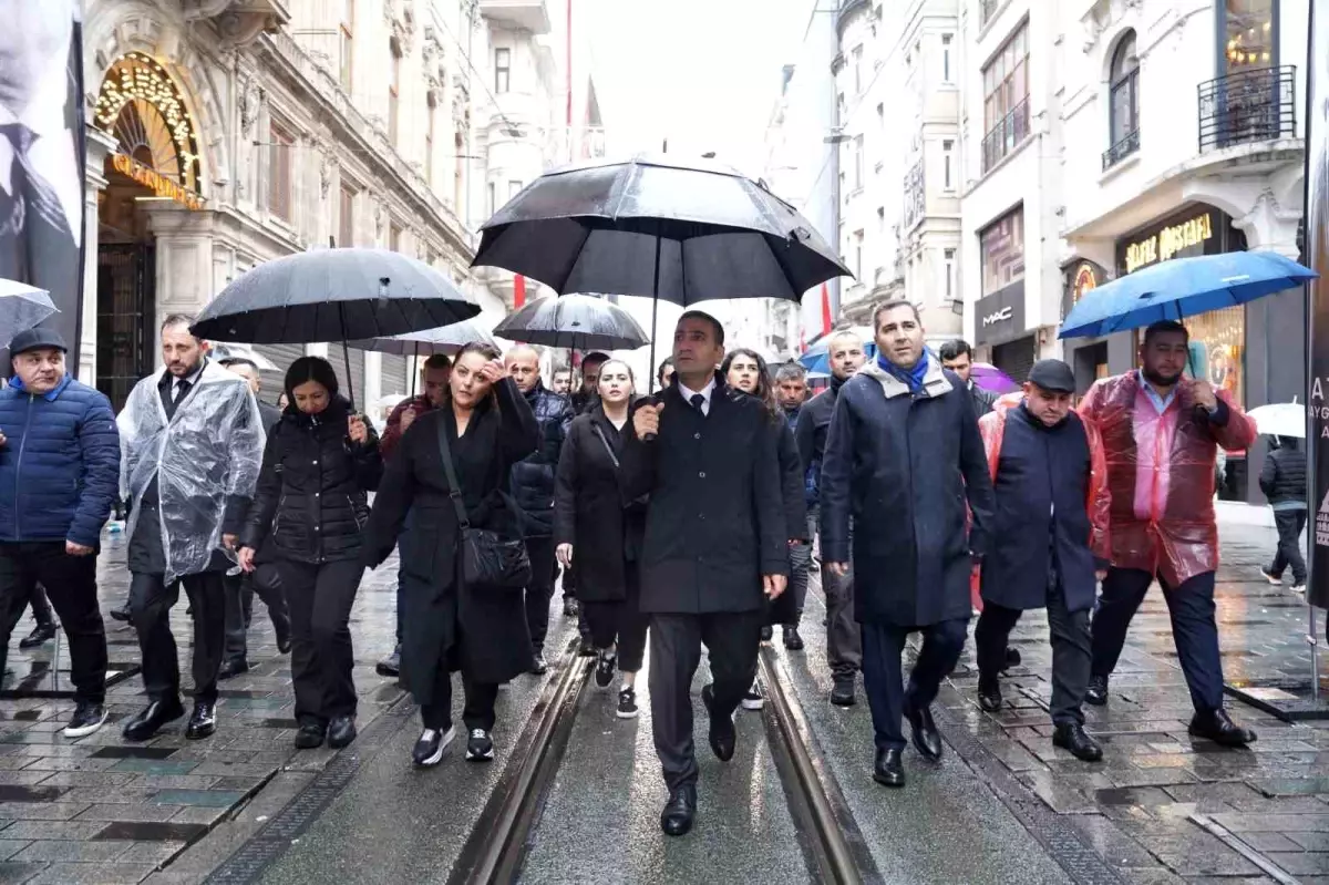 Beyoğlu\'nda Atatürk İçin Anma Yürüyüşü Düzenlendi