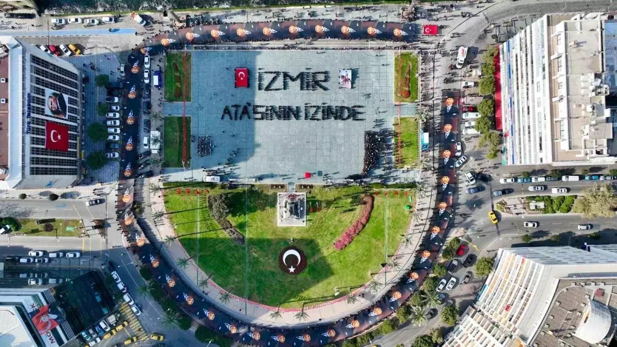 İzmir\'de Atatürk\'ü Anma Yürüyüşü Düzenlendi