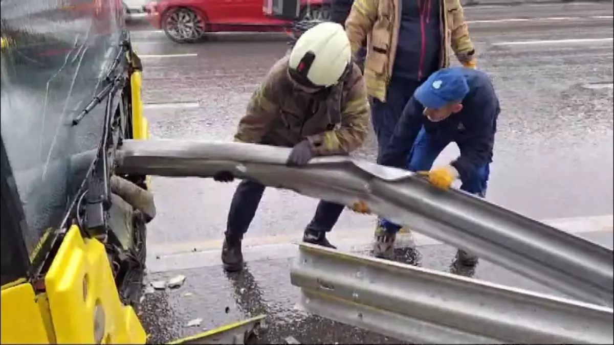 Kadıköy\'de İETT Otobüsü Bariyere Saplandı