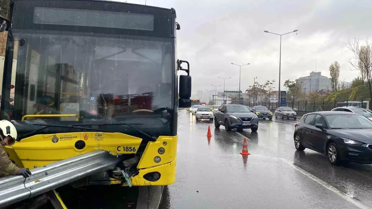 Kadıköy\'de Otobüs Bariyerlere Çarptı