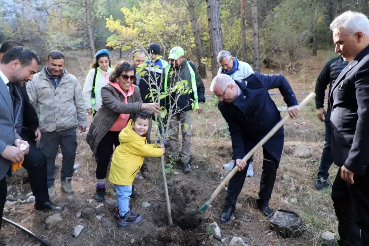 Edremit\'te Atatürk Anısına Fidan Dikim Etkinliği