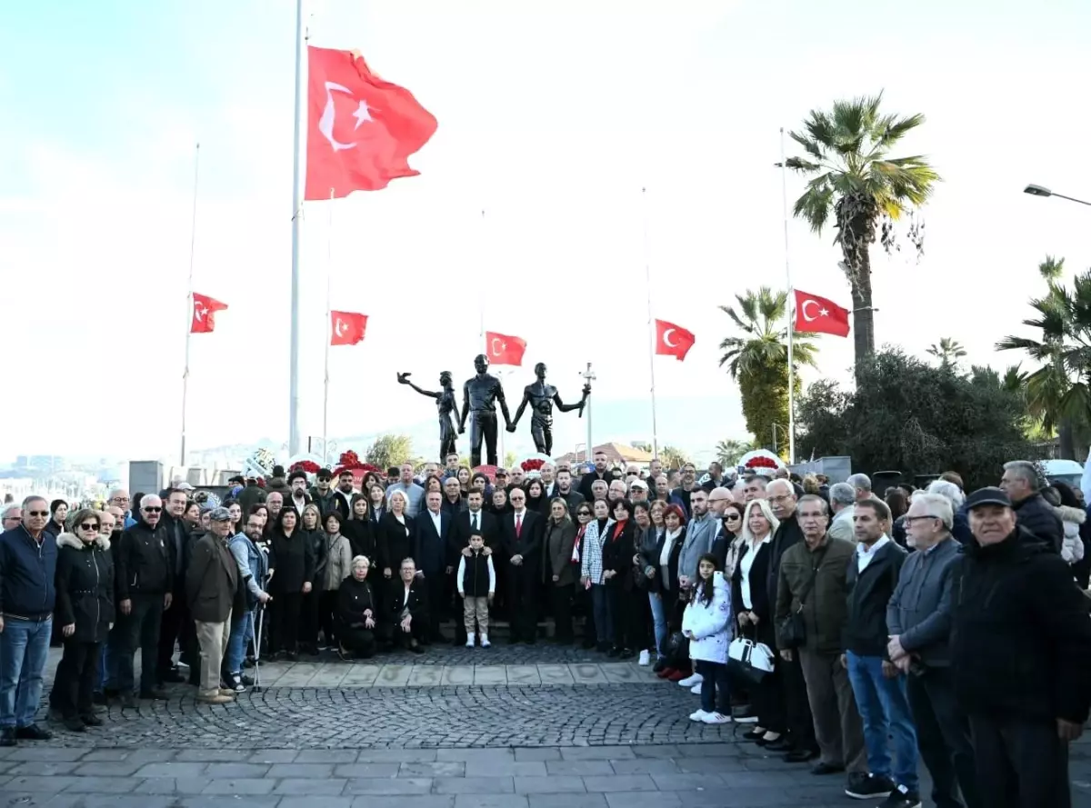 Kuşadası\'nda Atatürk\'ü Anma Töreni Düzenlendi