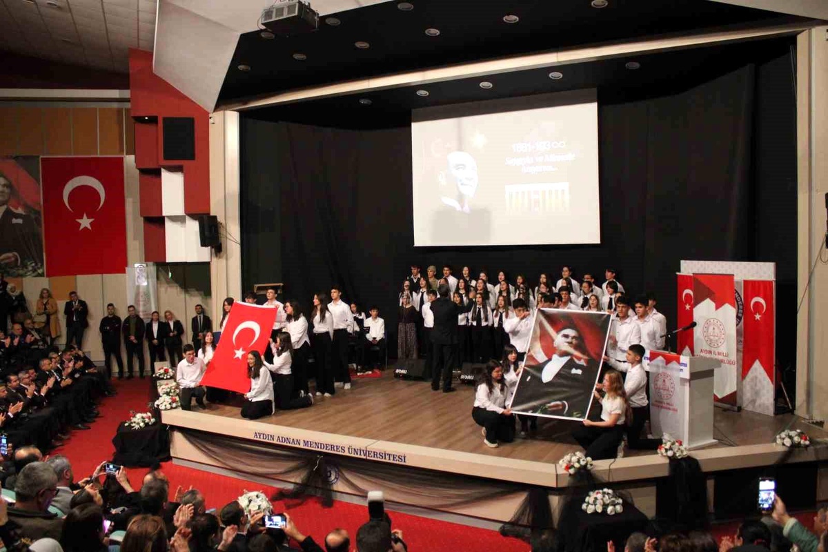 Öğrencilerin \'Atatürk Oratoryosu\' ayakta alkışlandı