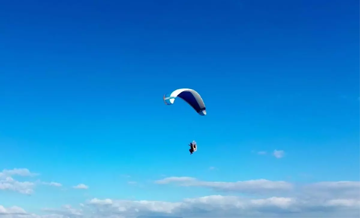 Düzce\'de Paramotor Gösterisi