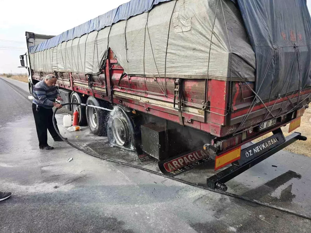 Aksaray\'da Tırın Lastiği Alev Aldı, Yangın Kontrol Altına Alındı