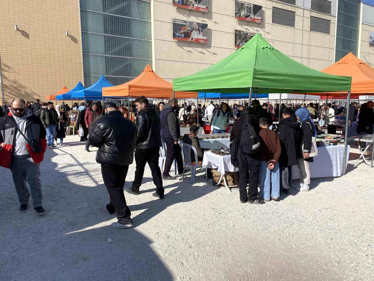 Eskişehir Antika Pazarı\'na Yoğun İlgi
