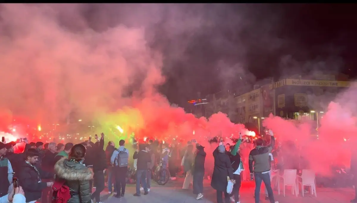 Taraftar Yasağına Rağmen Kocaelispor Maçını Kent Meydanında İzledi