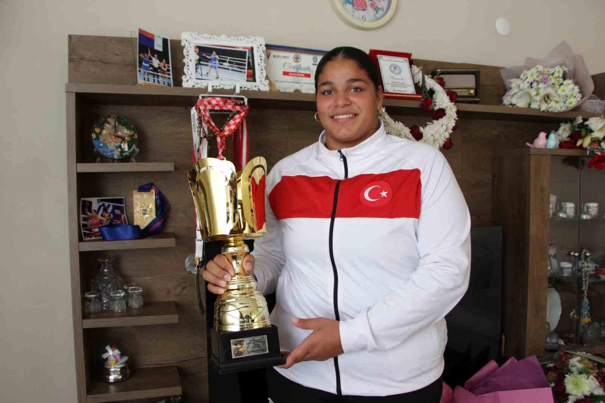 Havvanur Kethüda\'dan Altın Madalya