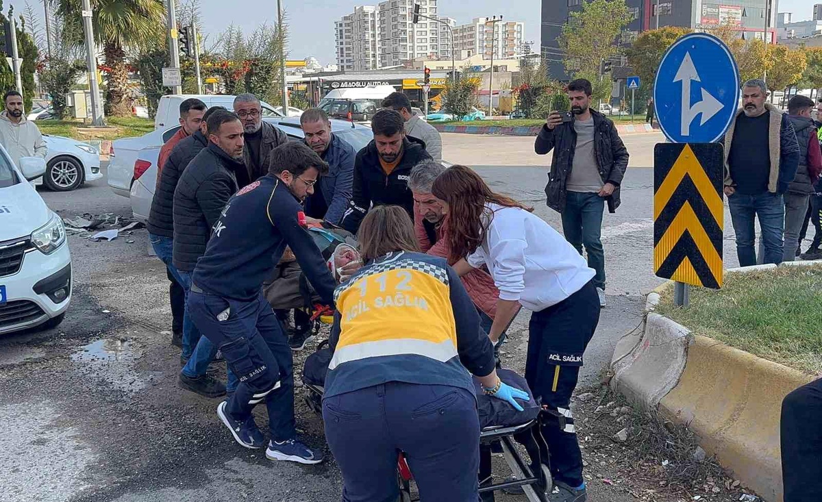 Kahta\'da Trafik Kazası: 4 Yaralı