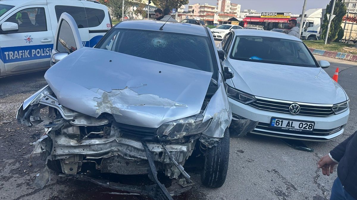 Kahta\'da Trafik Kazası: 4 Yaralı