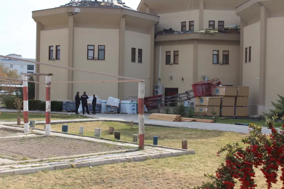 Asansör Devrildi: 3 İşçi Yaralı