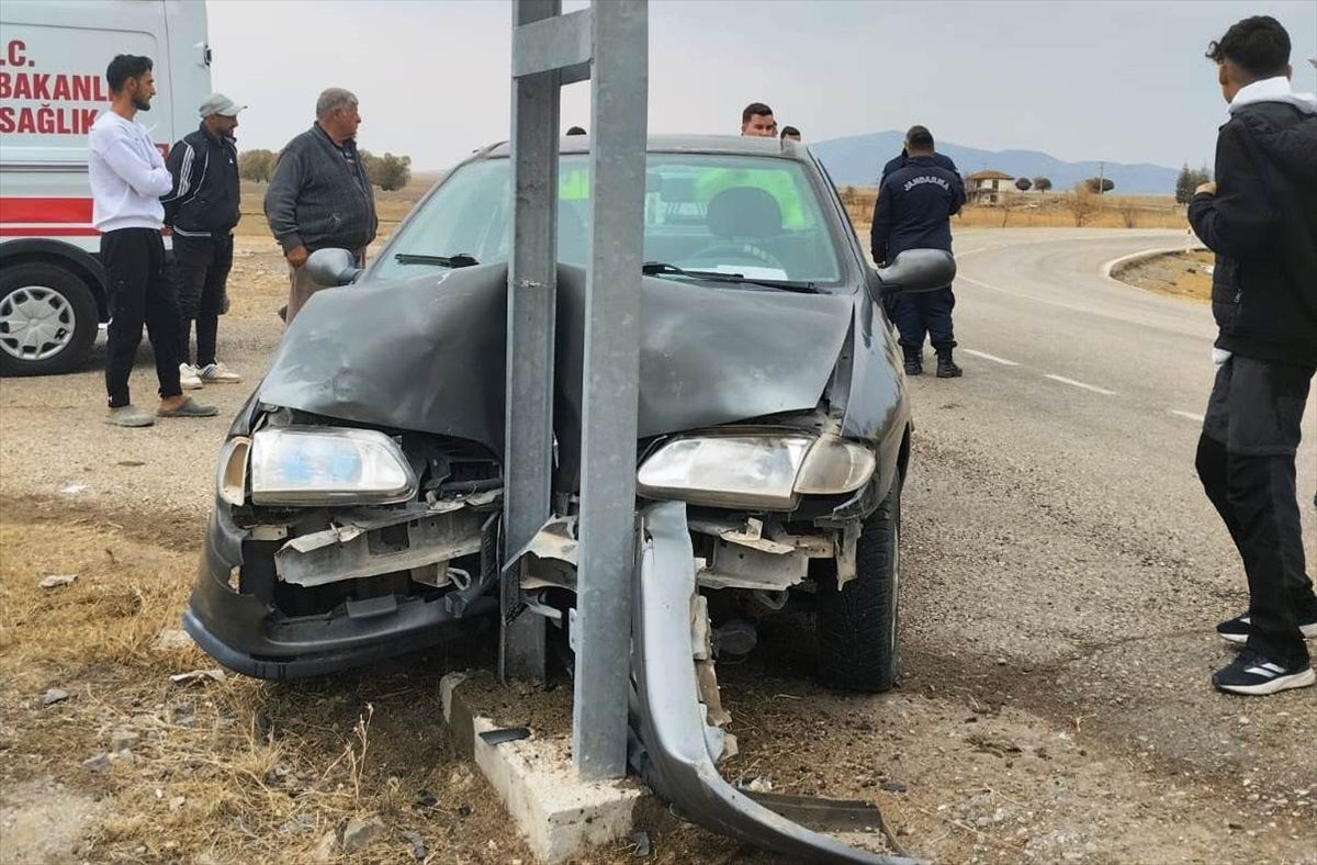 Kulu\'da Elektrik Direğine Çarpan Araçta 4 Yaralı