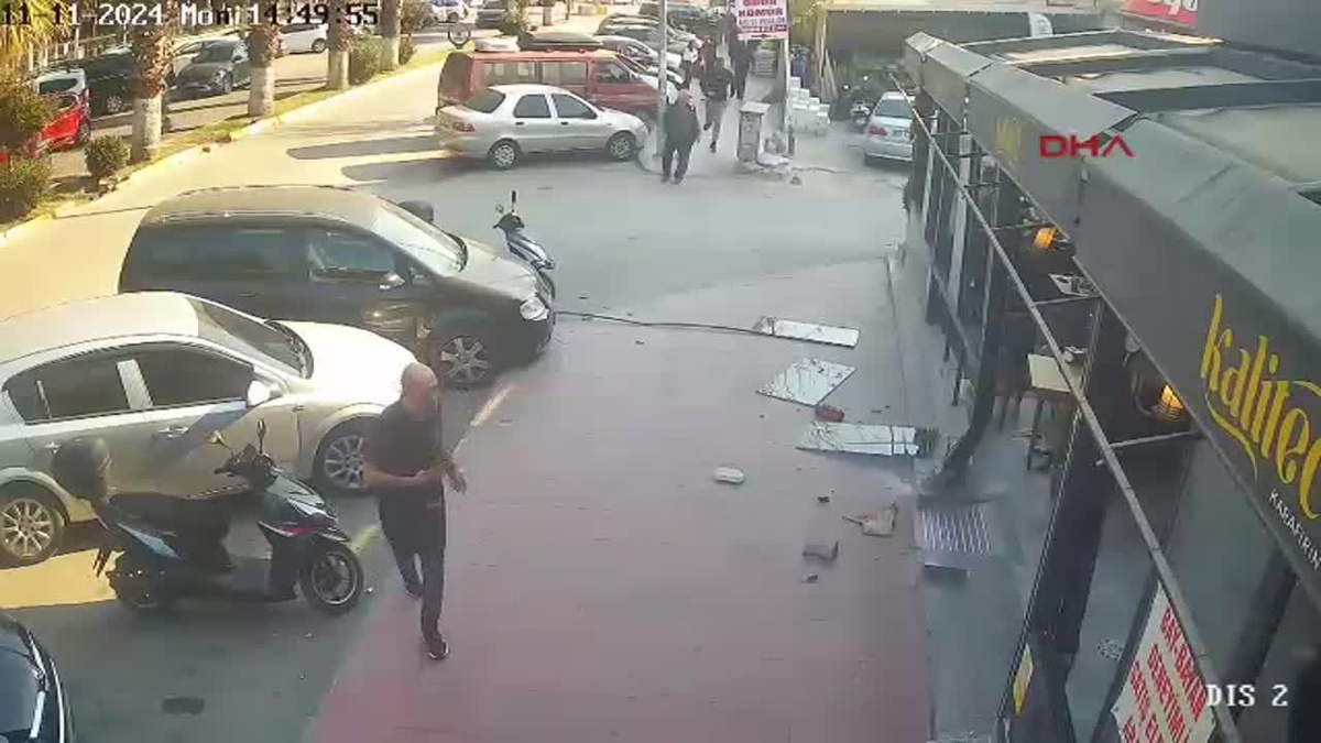 Kuşadası\'nda Otomobil Kafeye Girdi: 4 Yaralı