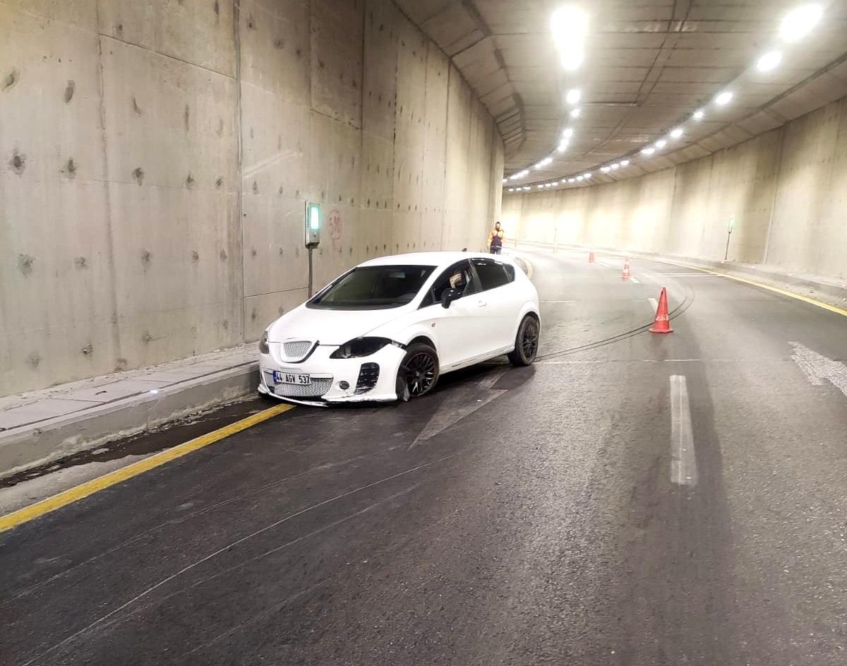 Malatya\'da Otomobil Tünel Duvarına Çarptı