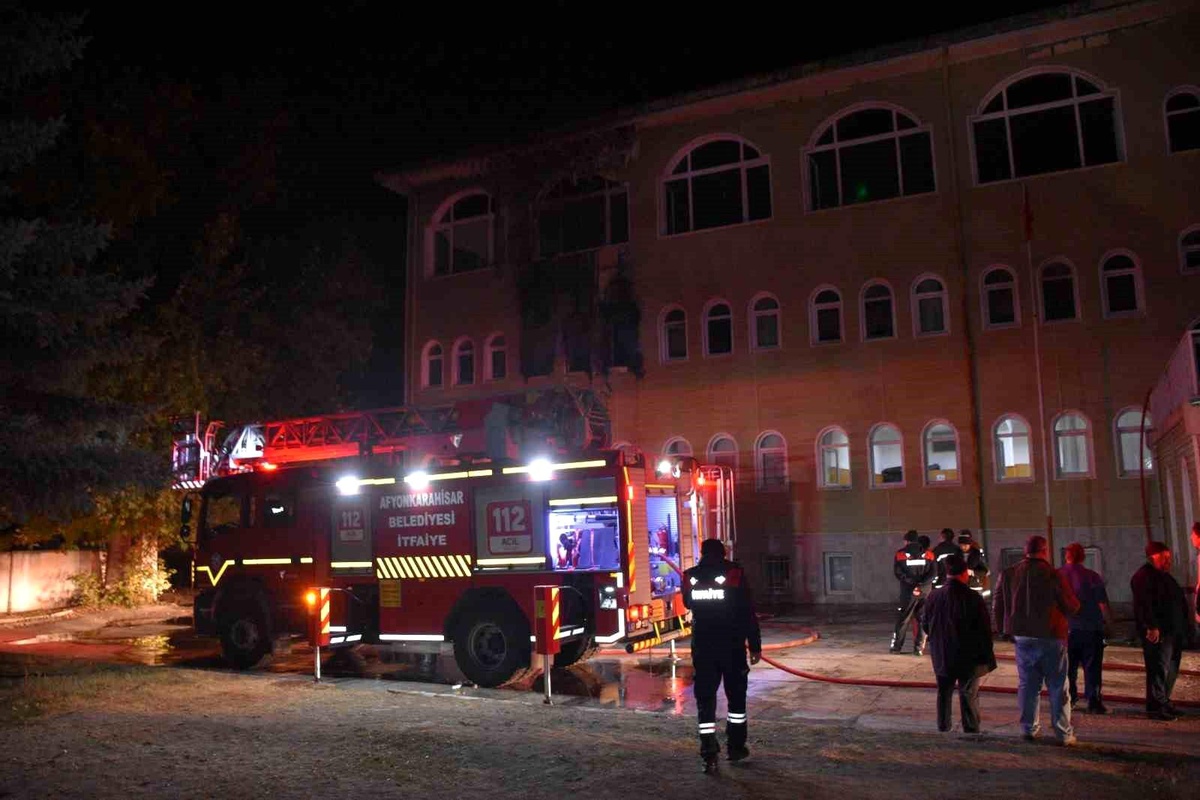 Afyonkarahisar\'daki Kur\'an Kursu Yangını: İtfaiye Aracı Sigorta Yüzünden Trafikten Men Edilmiş